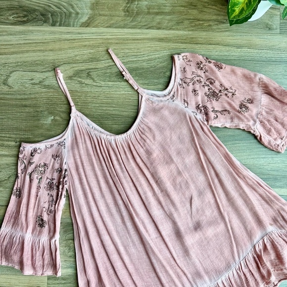 Gimmicks by BKE Bohemian floral Print Cold Shoulder Blush Pink Top – Size S - Picture 12 of 13